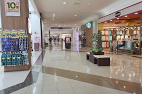 【イオンモール新居浜】『1F 催事スペースA』ー大型家電量販店、人気カフェ、ドラッグストアに囲まれた共用通路の催事場:適度な通行量とコンパクトなスペースが魅力