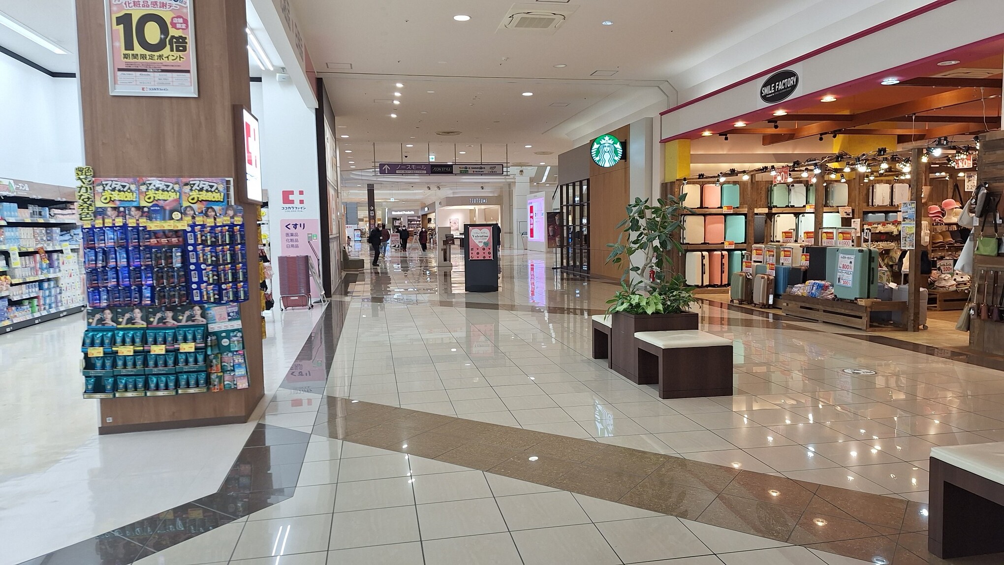 【イオンモール新居浜】『1F 催事スペースＡ』ｰ大型家電量販店、人気カフェ、ドラッグストアに囲まれた共用通路の催事場：適度な通行量とコンパクトなスペースが魅力