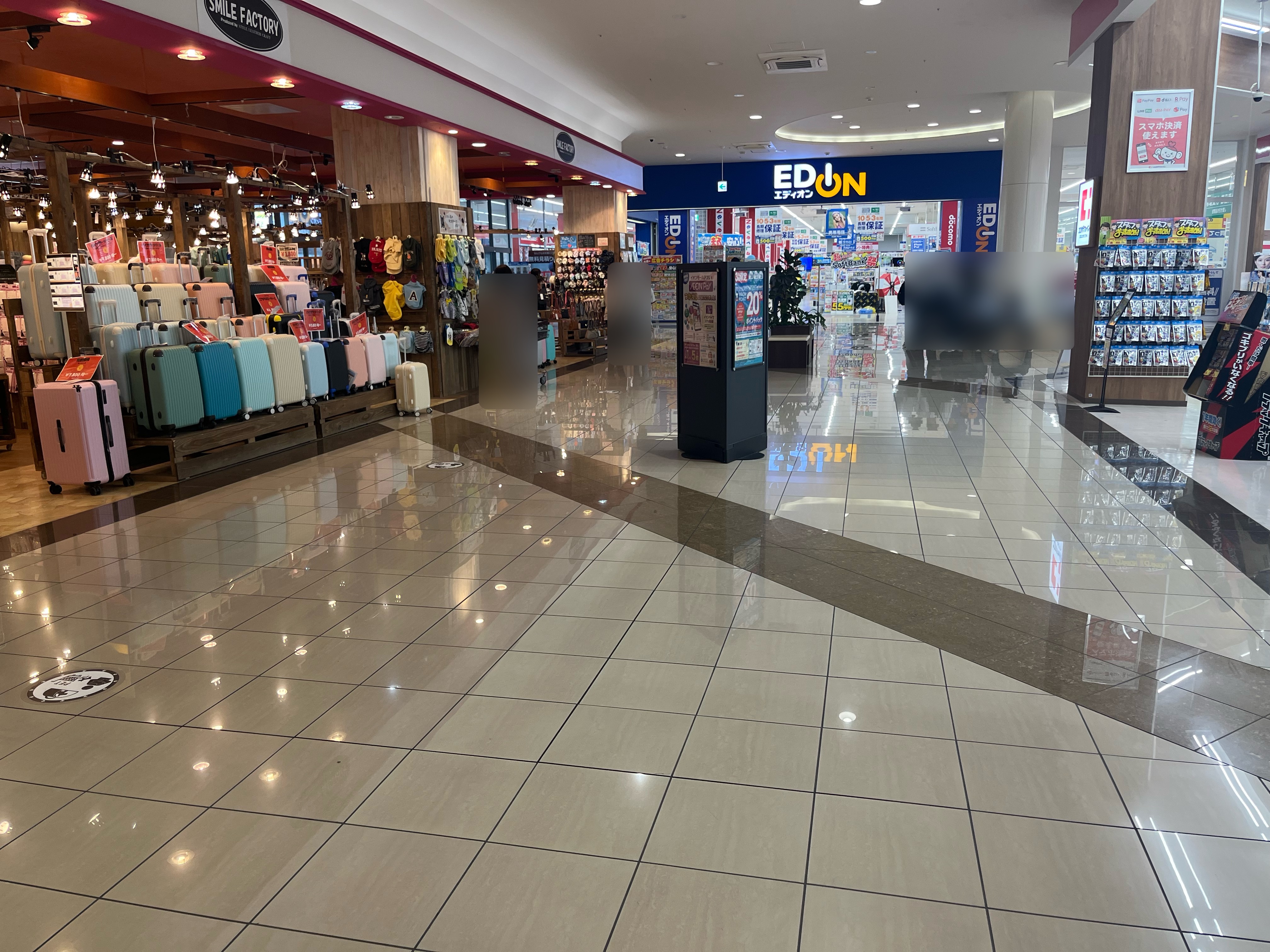 【イオンモール新居浜】『1F 催事スペースＡ』ｰ大型家電量販店、人気カフェ、ドラッグストアに囲まれた共用通路の催事場：適度な通行量とコンパクトなスペースが魅力