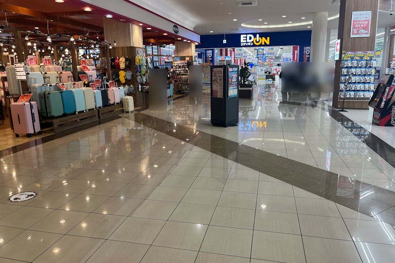 【イオンモール新居浜】『1F 催事スペースA』ー大型家電量販店、人気カフェ、ドラッグストアに囲まれた共用通路の催事場:適度な通行量とコンパクトなスペースが魅力の画像2