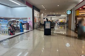 【イオンモール新居浜】『1F 催事スペースA』ー大型家電量販店、人気カフェ、ドラッグストアに囲まれた共用通路の催事場:適度な通行量とコンパクトなスペースが魅力