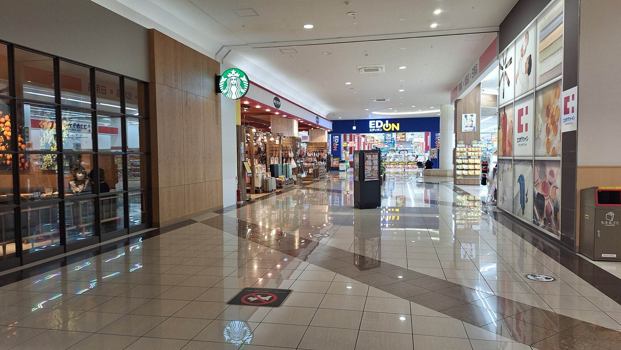 【イオンモール新居浜】『1F 催事スペースＡ』ｰ大型家電量販店、人気カフェ、ドラッグストアに囲まれた共用通路の催事場：適度な通行量とコンパクトなスペースが魅力