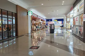 【イオンモール新居浜】『1F 催事スペースA』ー大型家電量販店、人気カフェ、ドラッグストアに囲まれた共用通路の催事場:適度な通行量とコンパクトなスペースが魅力