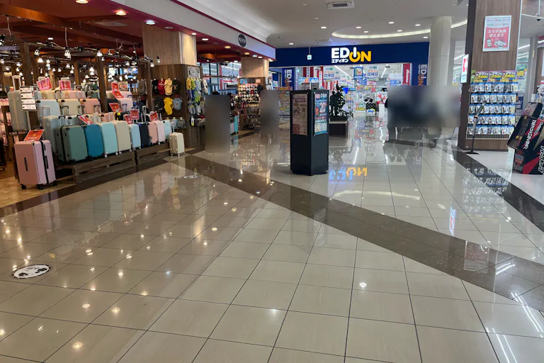 【イオンモール新居浜】『1F 催事スペースA』ー大型家電量販店、人気カフェ、ドラッグストアに囲まれた共用通路の催事場:適度な通行量とコンパクトなスペースが魅力の画像2