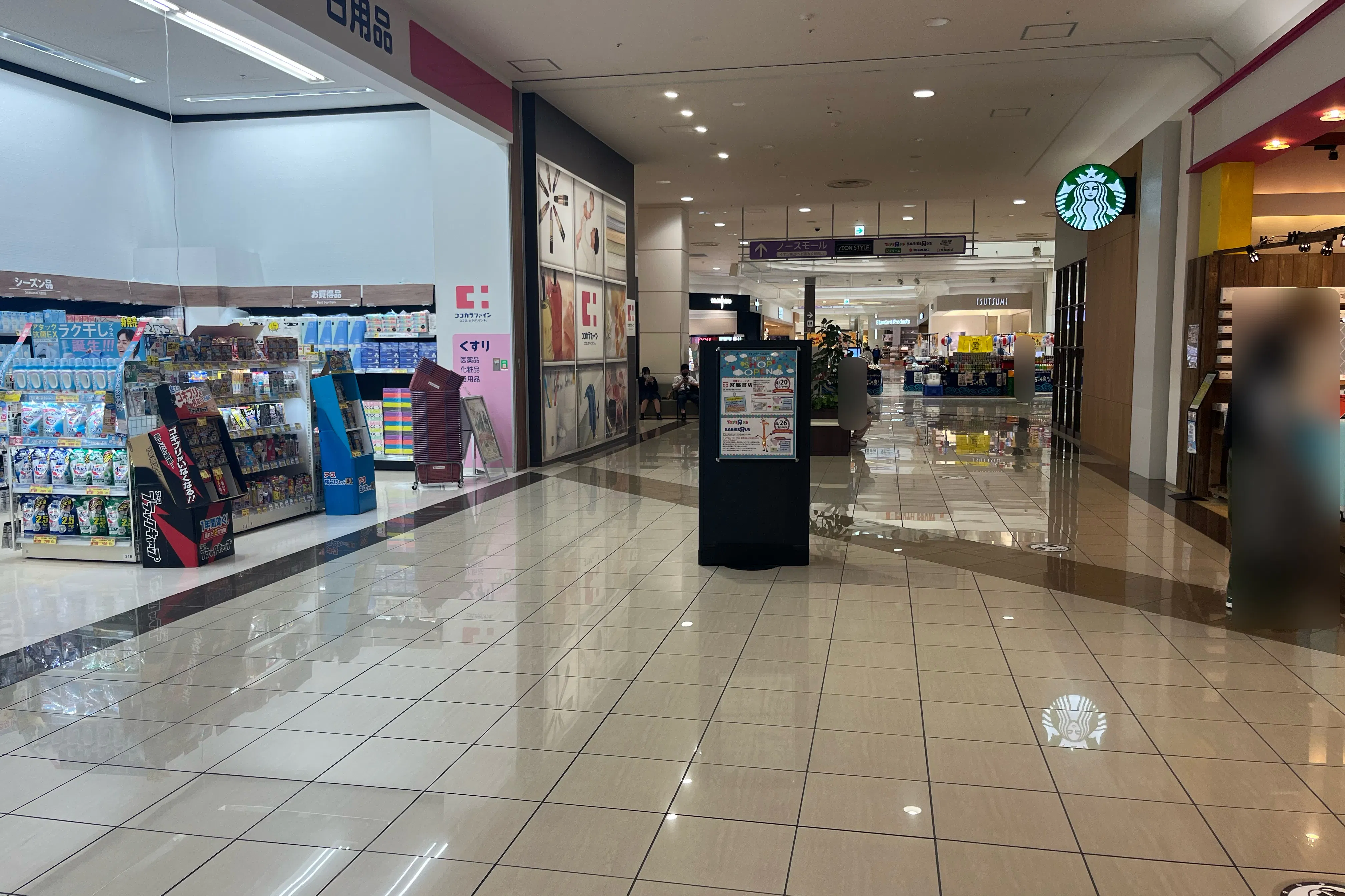 【イオンモール新居浜】『1F 催事スペースA』ー大型家電量販店、人気カフェ、ドラッグストアに囲まれた共用通路の催事場:適度な通行量とコンパクトなスペースが魅力