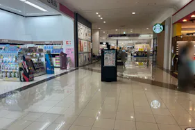 【イオンモール新居浜】『1F 催事スペースA』ー大型家電量販店、人気カフェ、ドラッグストアに囲まれた共用通路の催事場:適度な通行量とコンパクトなスペースが魅力