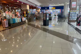 【イオンモール新居浜】『1F 催事スペースA』ー大型家電量販店、人気カフェ、ドラッグストアに囲まれた共用通路の催事場:適度な通行量とコンパクトなスペースが魅力