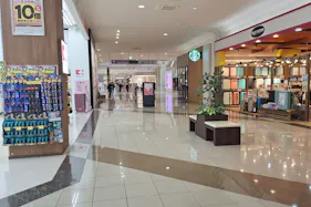 【イオンモール新居浜】『1F 催事スペースA』ー大型家電量販店、人気カフェ、ドラッグストアに囲まれた共用通路の催事場:適度な通行量とコンパクトなスペースが魅力