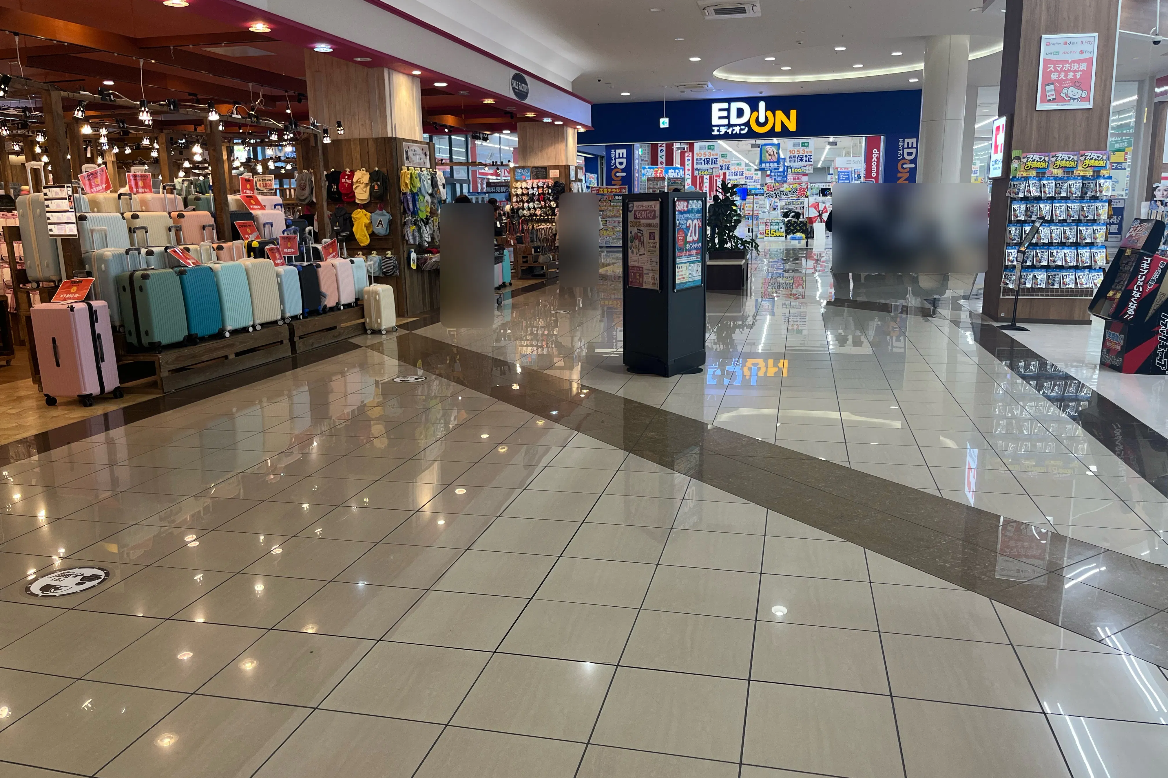 【イオンモール新居浜】『1F 催事スペースA』ー大型家電量販店、人気カフェ、ドラッグストアに囲まれた共用通路の催事場:適度な通行量とコンパクトなスペースが魅力