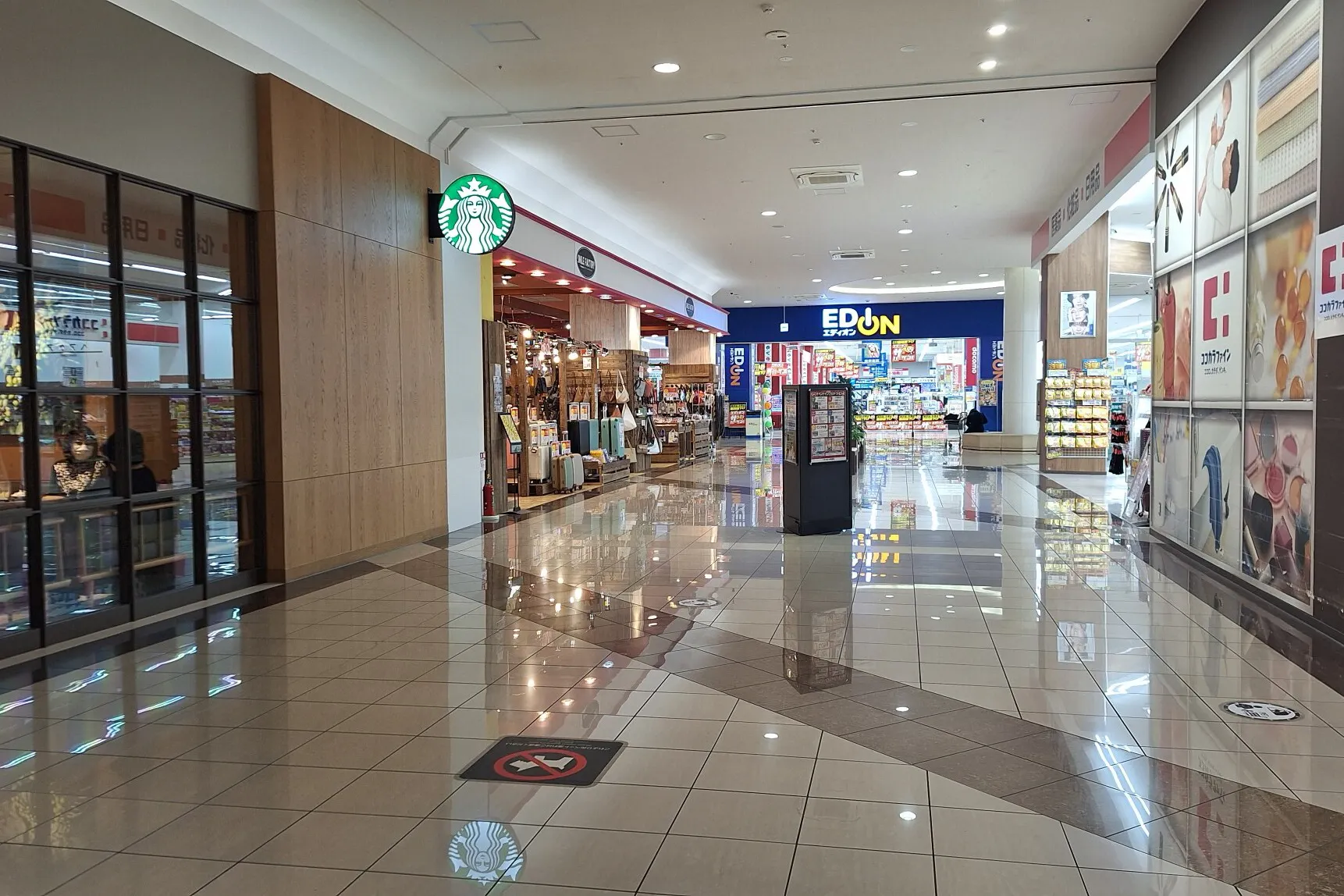 【イオンモール新居浜】『1F 催事スペースA』ー大型家電量販店、人気カフェ、ドラッグストアに囲まれた共用通路の催事場:適度な通行量とコンパクトなスペースが魅力