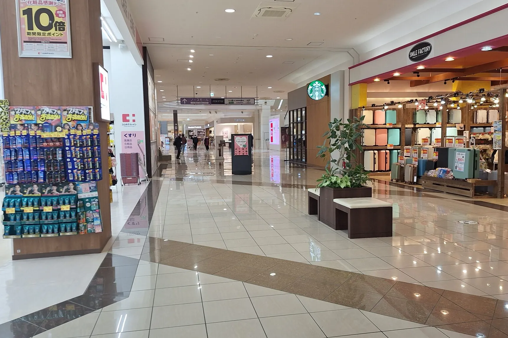 【イオンモール新居浜】『1F 催事スペースA』ー大型家電量販店、人気カフェ、ドラッグストアに囲まれた共用通路の催事場:適度な通行量とコンパクトなスペースが魅力