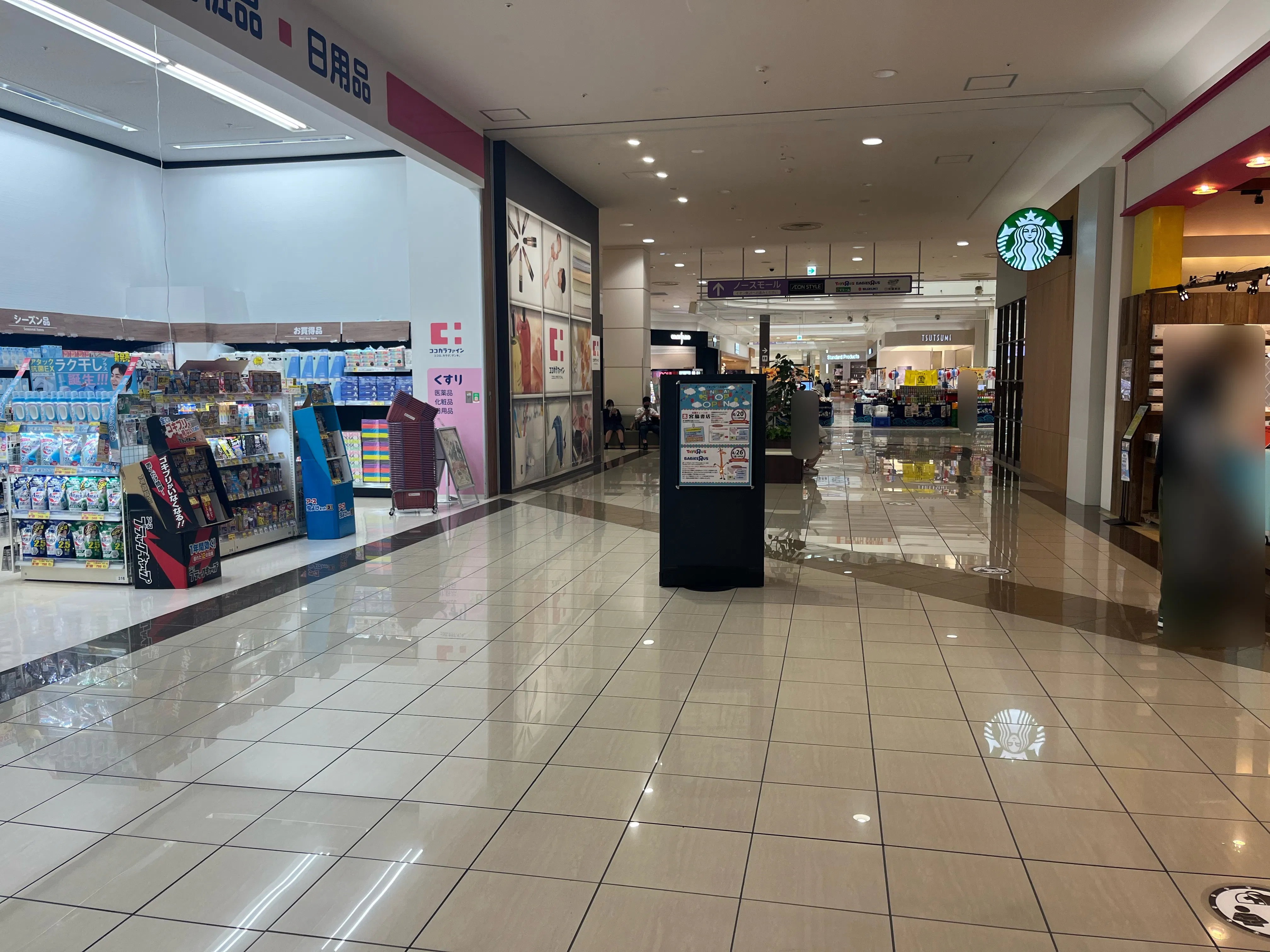 【イオンモール新居浜】『1F 催事スペースＡ』ｰ大型家電量販店、人気カフェ、ドラッグストアに囲まれた共用通路の催事場：適度な通行量とコンパクトなスペースが魅力