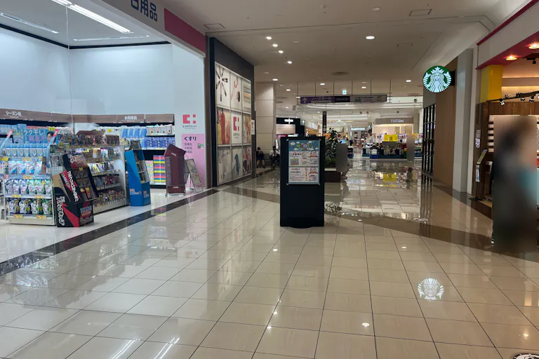 【イオンモール新居浜】『1F 催事スペースA』ー大型家電量販店、人気カフェ、ドラッグストアに囲まれた共用通路の催事場:適度な通行量とコンパクトなスペースが魅力の画像1