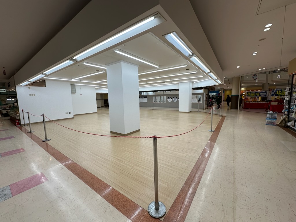 【サプラスクエア サプラ】ポップアップストアに最適！1階フェスタコート近くの大型イベントスペース