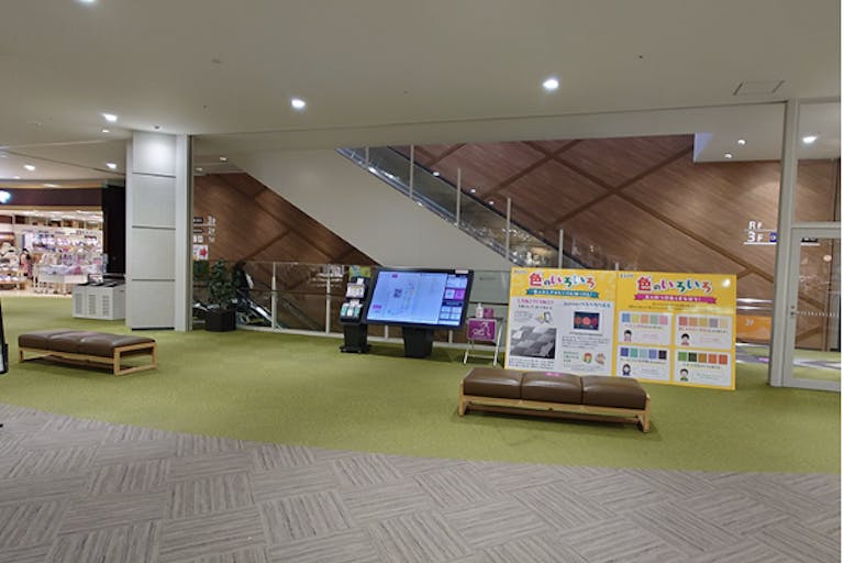 【イオンモール甲府昭和】ふじさんエスカレーター前(3F)の画像1