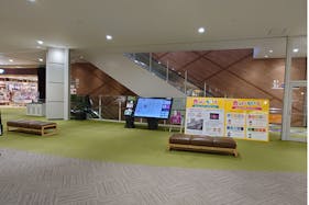 【イオンモール甲府昭和】ふじさんエスカレーター前(3F)