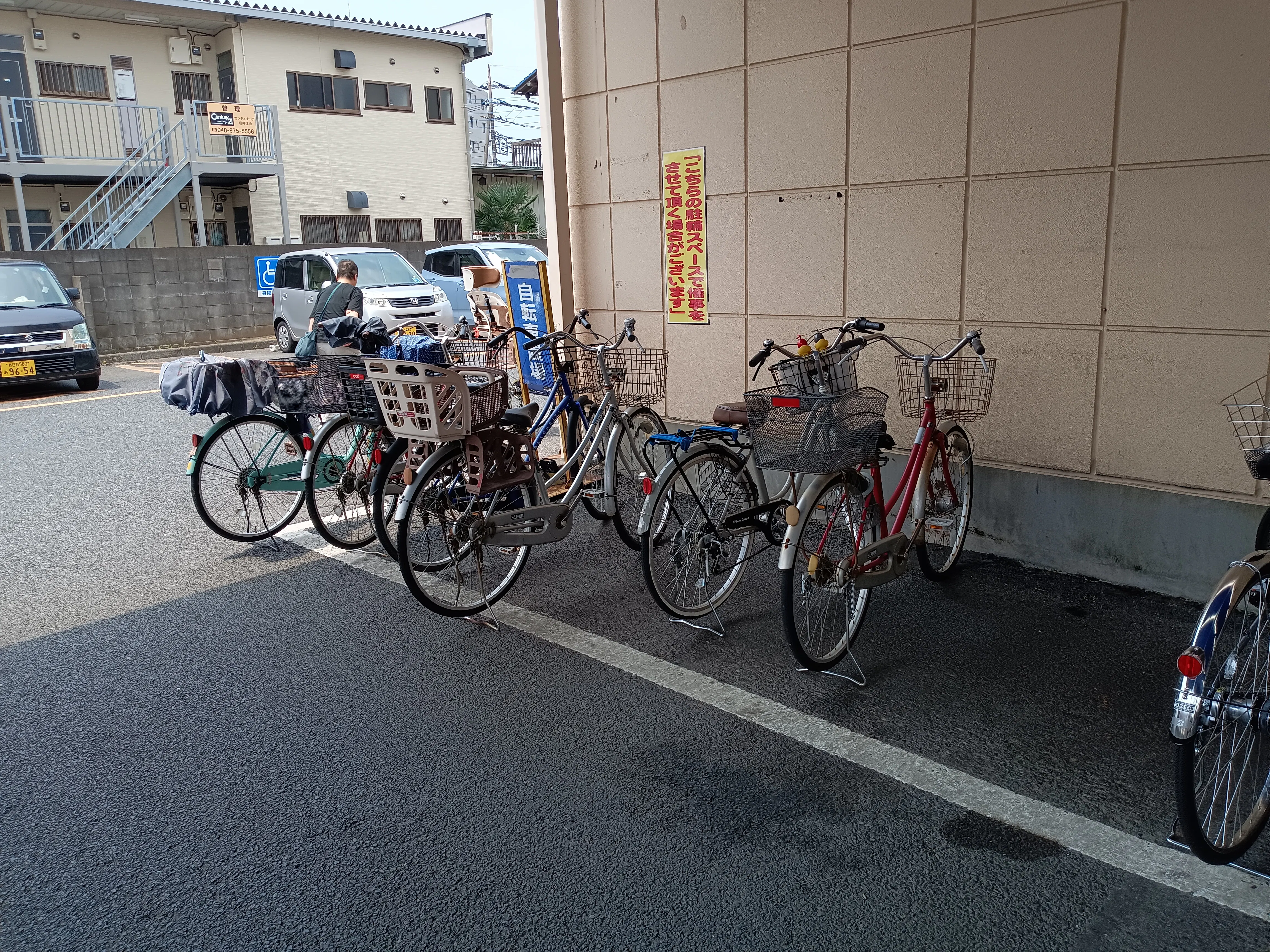 【スーパーバリュー 越谷店】店舗横駐輪場 キッチンカー出店に最適なスーパーマーケットの屋外催事イベントスペースの画像