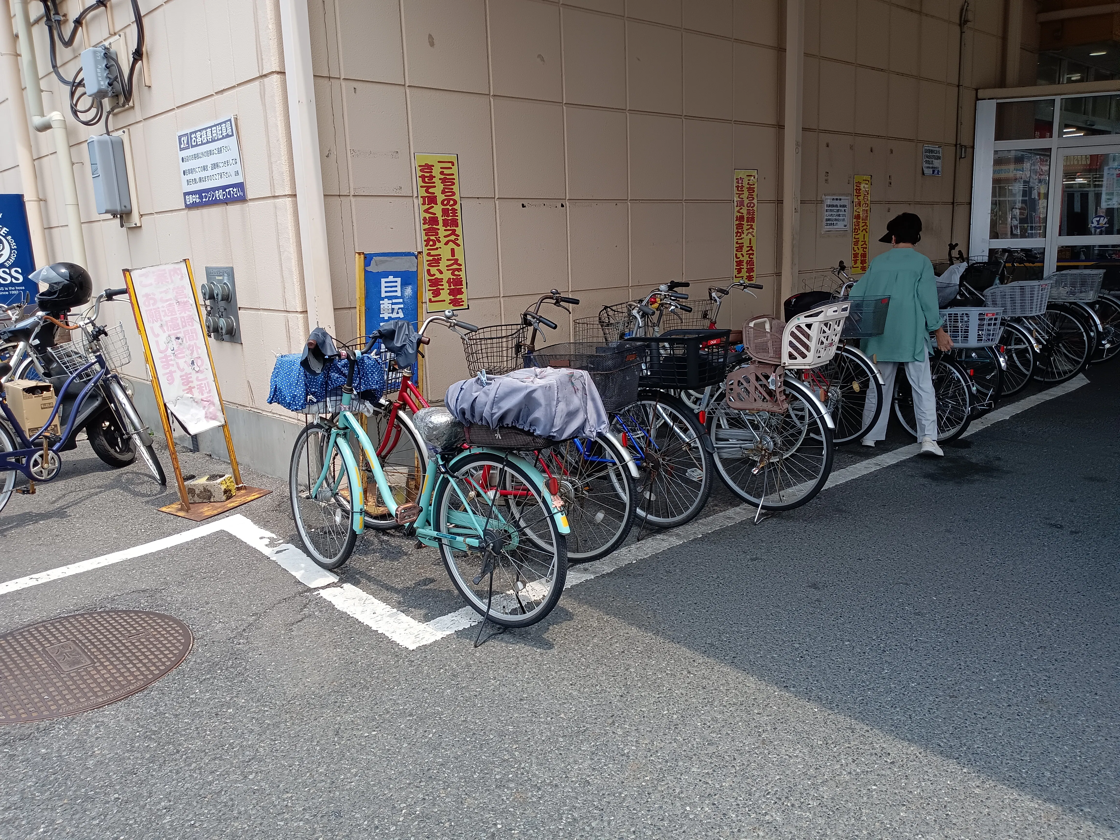 【スーパーバリュー 越谷店】店舗横駐輪場 キッチンカー出店に最適なスーパーマーケットの屋外催事イベントスペース