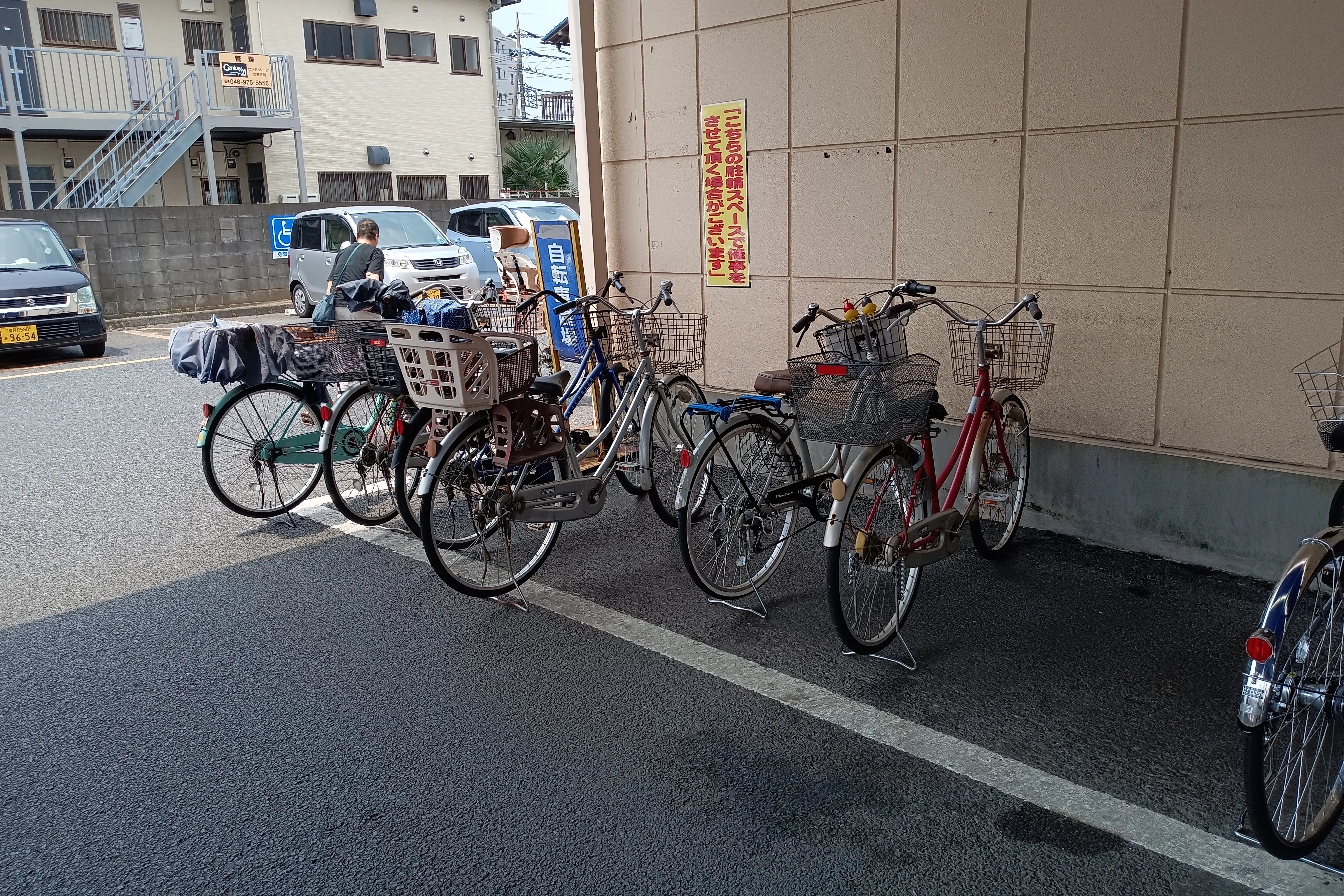 【スーパーバリュー 越谷店】店舗横駐輪場 キッチンカー出店に最適なスーパーマーケットの屋外催事イベントスペース