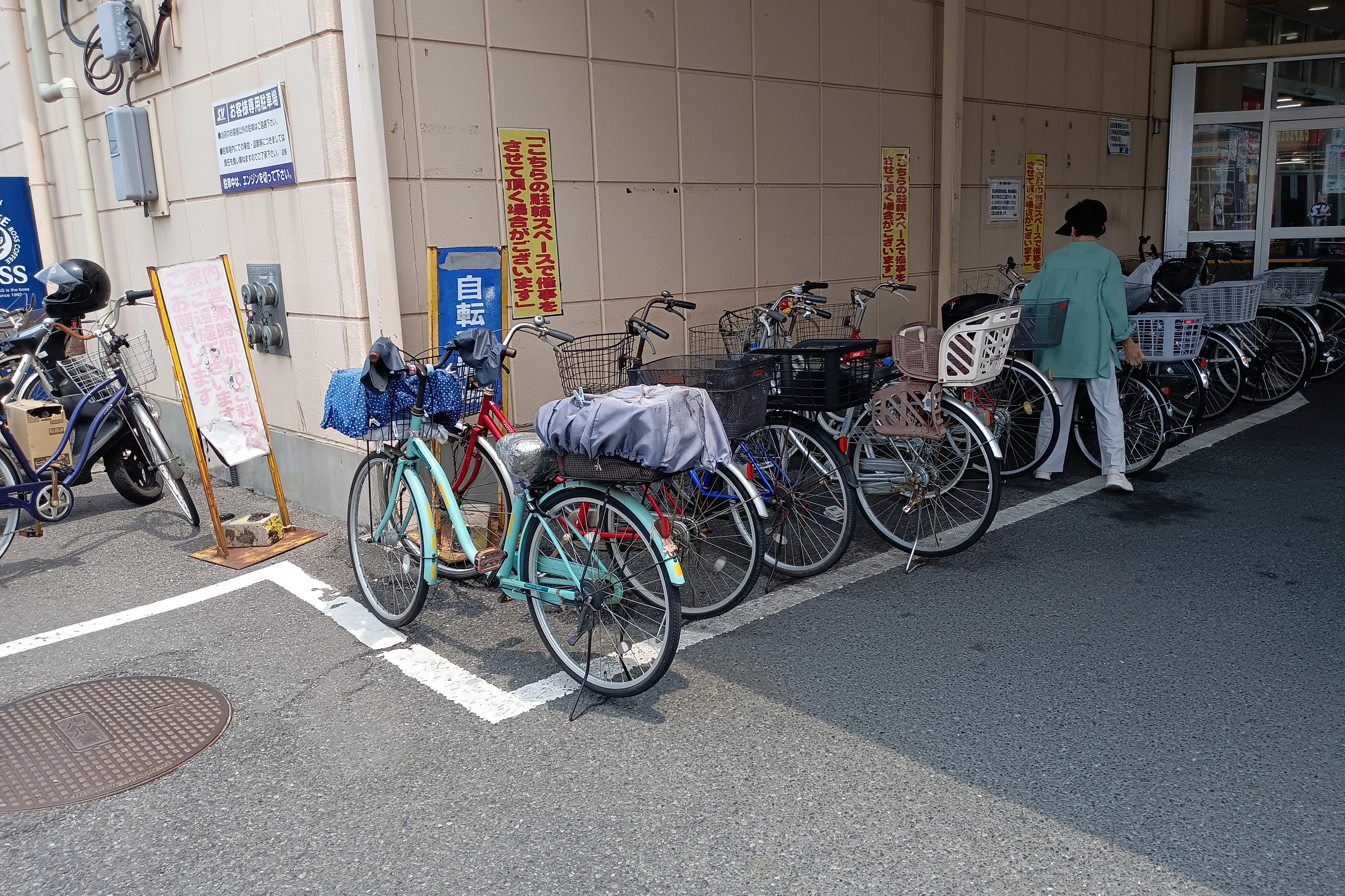 【スーパーバリュー 越谷店】店舗横駐輪場 キッチンカー出店に最適なスーパーマーケットの屋外催事イベントスペース