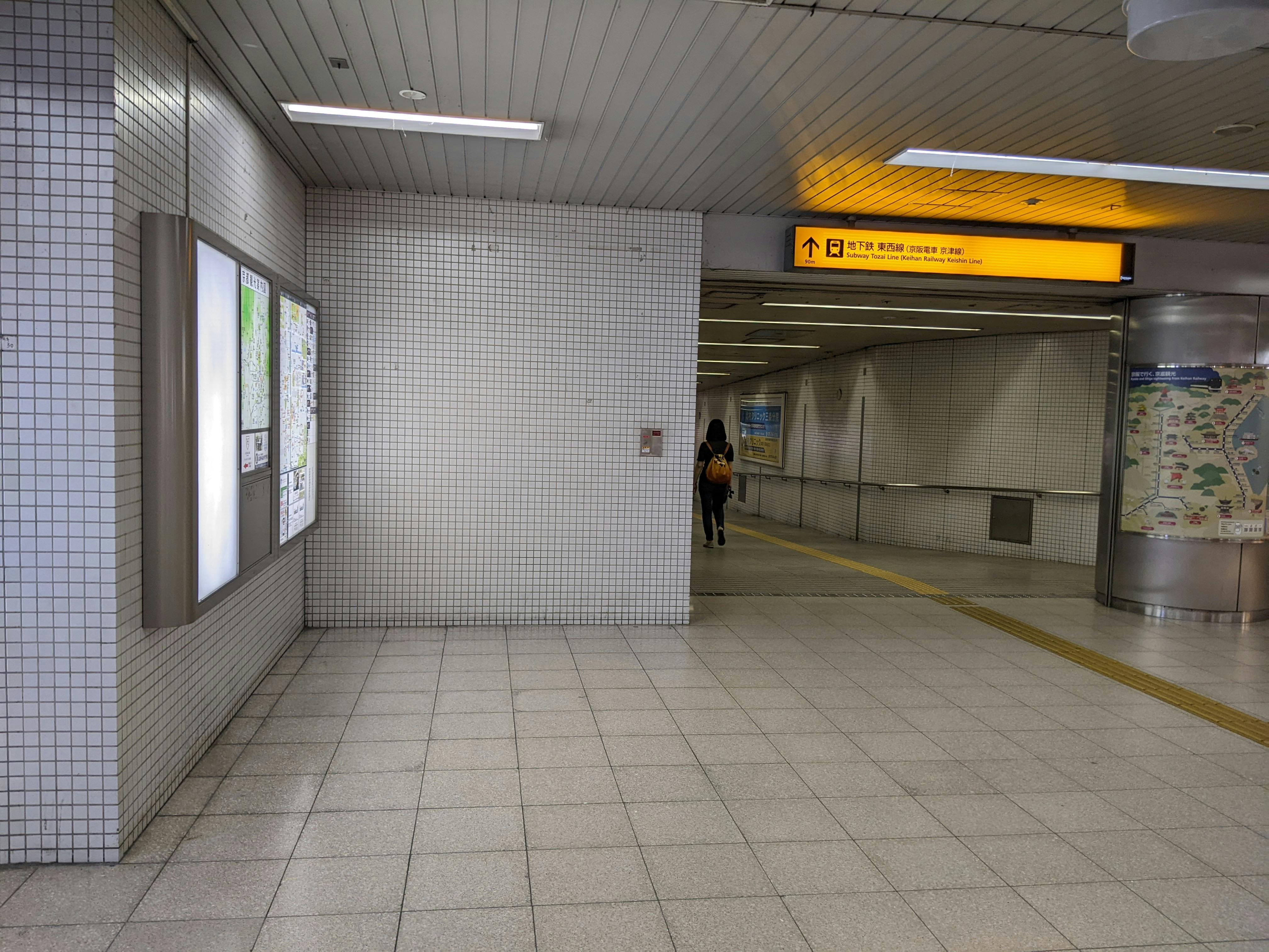 【京都府|三条駅】プロモーションイベントや食物販、物販のポップアップストアに最適な駅利用客へ訴求できる改札外連絡通路のイベントスペース