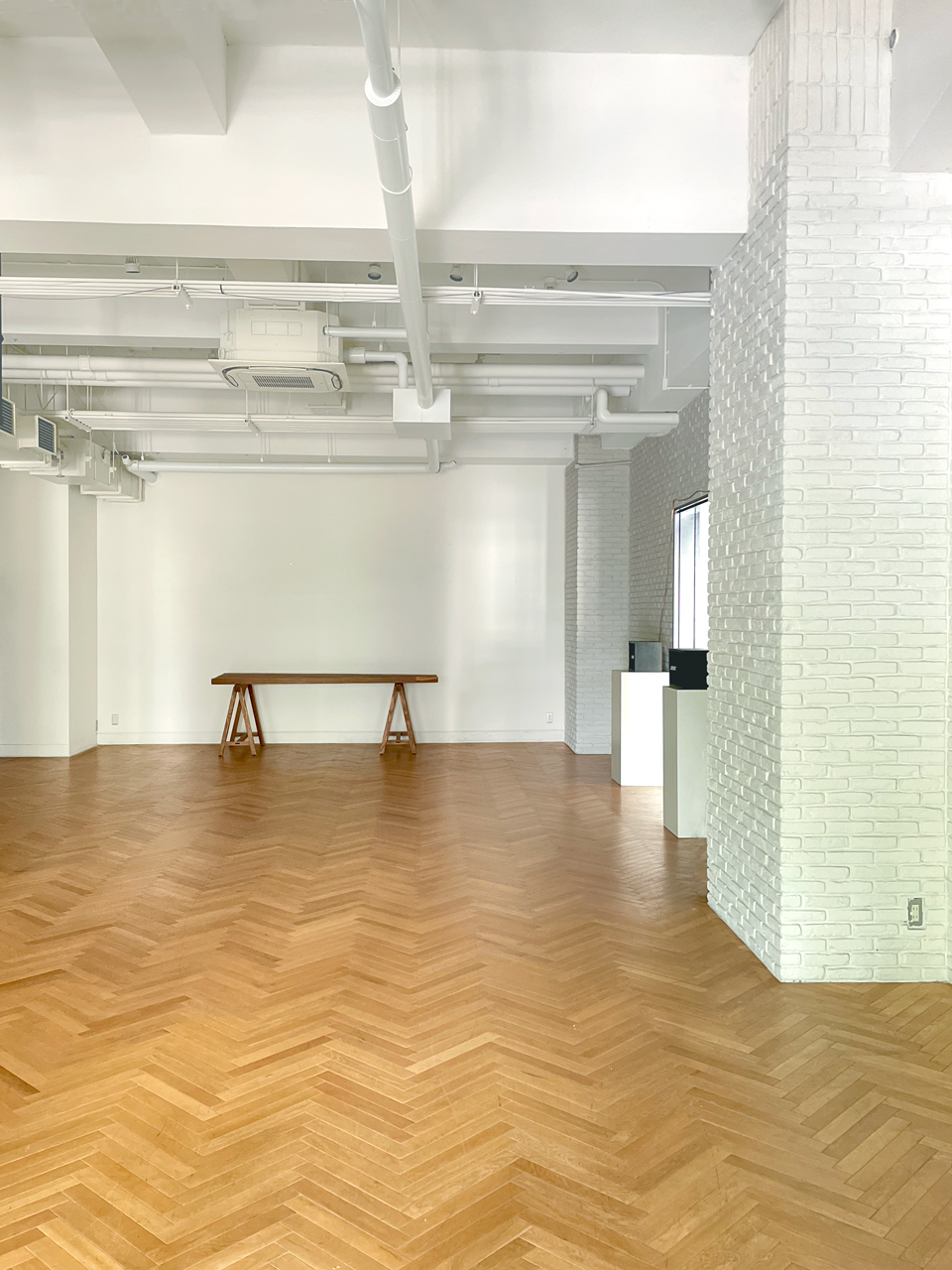 【A】スペースの床面はオーク材の無垢フローリングとなります。