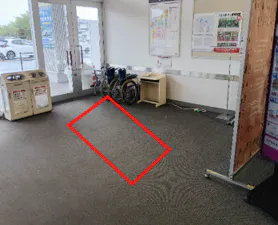 【イオンスーパーセンター水沢桜屋敷店】食品入口風除室 販促プロモーションや物販に最適なスーパー店内催事イベントスペース