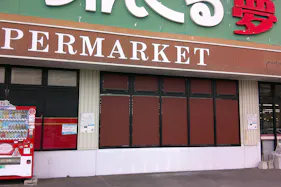 【あんくる夢市場 弥生が丘店】お客様出入口付近 販促プロモーションや物販に最適なスーパー屋外催事イベントスペース