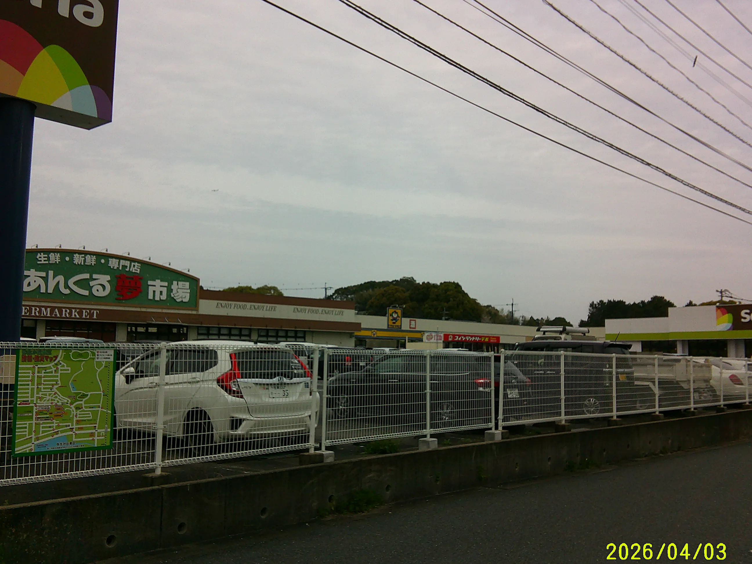 【あんくる夢市場 弥生が丘店】お客様出入口付近 販促プロモーションや物販に最適なスーパー屋外催事イベントスペース