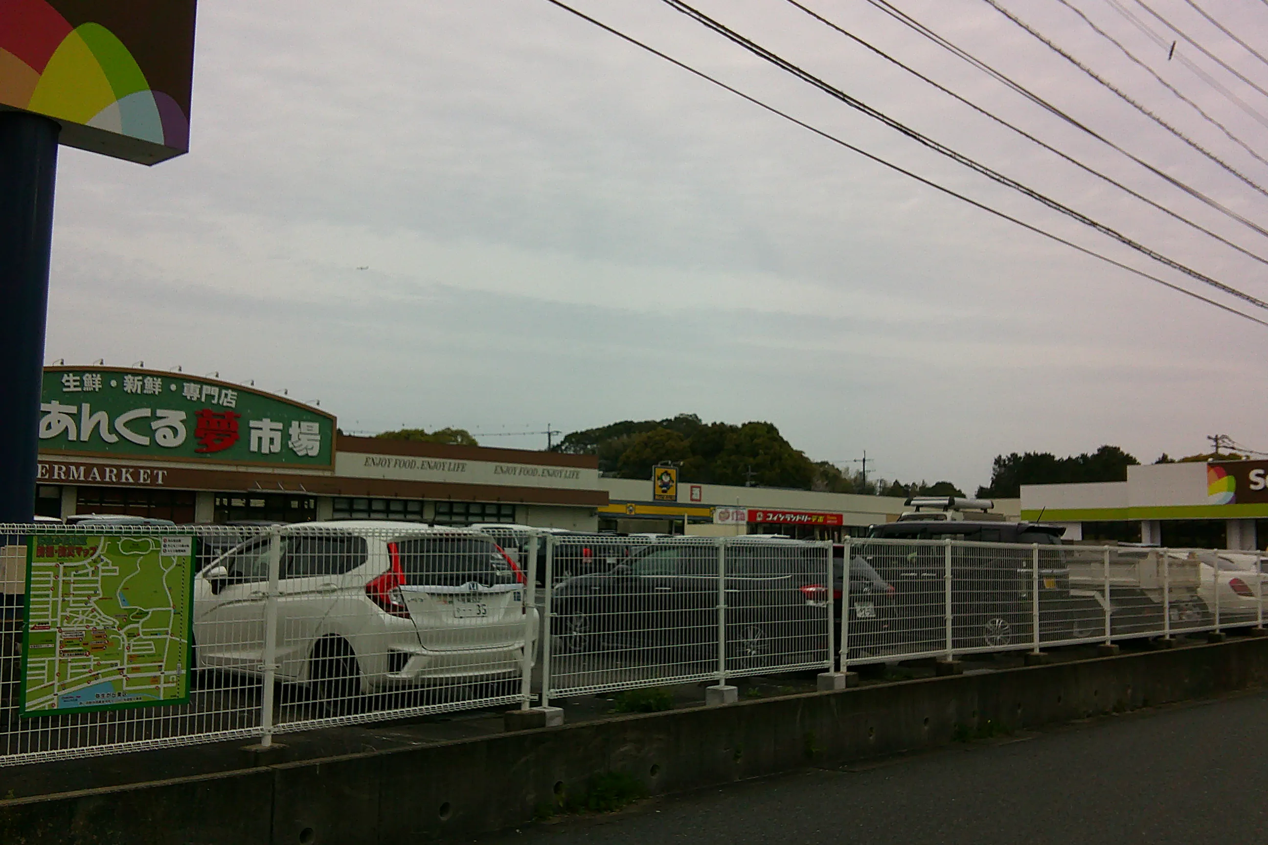 【あんくる夢市場 弥生が丘店】お客様出入口付近 販促プロモーションや物販に最適なスーパー屋外催事イベントスペース