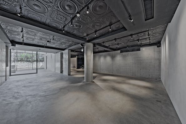南青山の閑静なエリアに佇む安藤忠雄建築の一棟スタジオ。洗練されたミニマリズム空間は展示会やイベントに最適です。