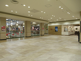 【イオンモール秋田】2F  JINS前