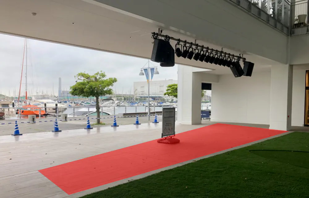 【三井アウトレットパーク 横浜ベイサイド】1階 くじらの大屋根広場※芝生・屋根有り