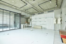 【外苑前駅10分】展示会や撮影に適した自然光差し込む什器が豊富なイベントスペース