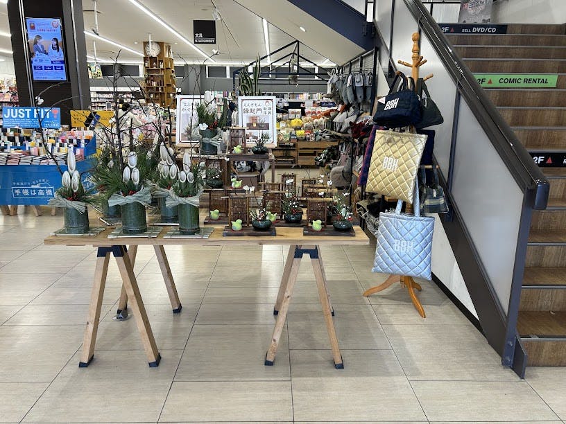 【TSUTAYA AVクラブ 玉名店】販促イベントや物販に最適な階段横イベントスペースの画像