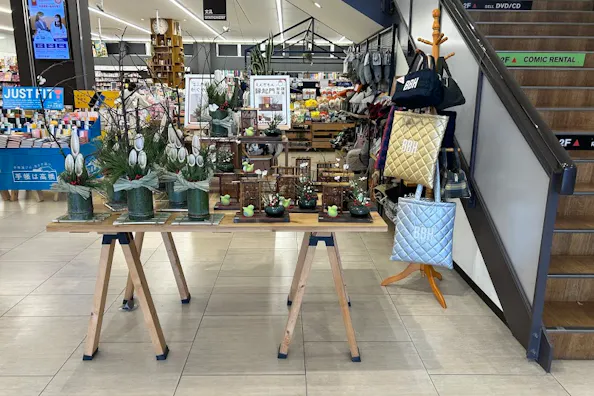 【TSUTAYA AVクラブ 玉名店】販促イベントや物販に最適な階段横イベントスペース