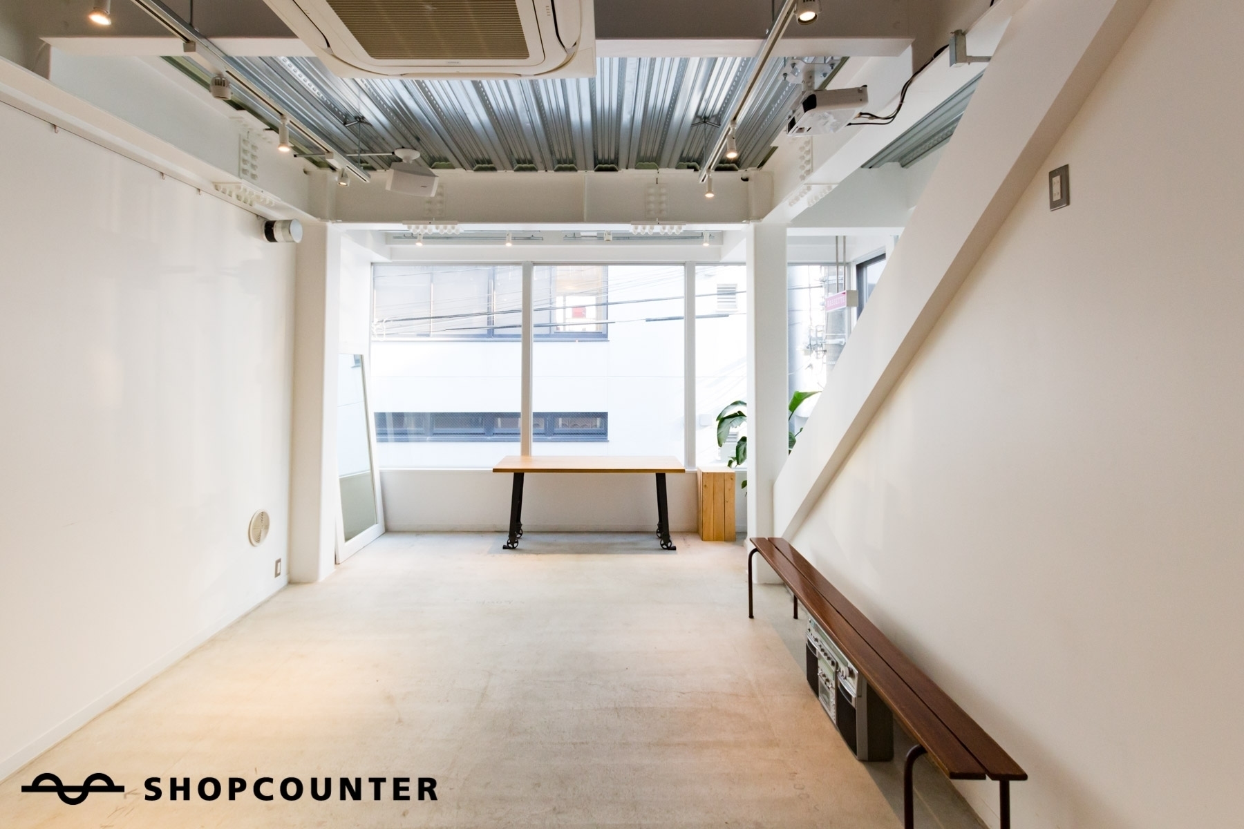 【表参道駅0分】表参道交差点すぐ 白を基調とするインダストリアルな空間のギャラリースペースの画像9