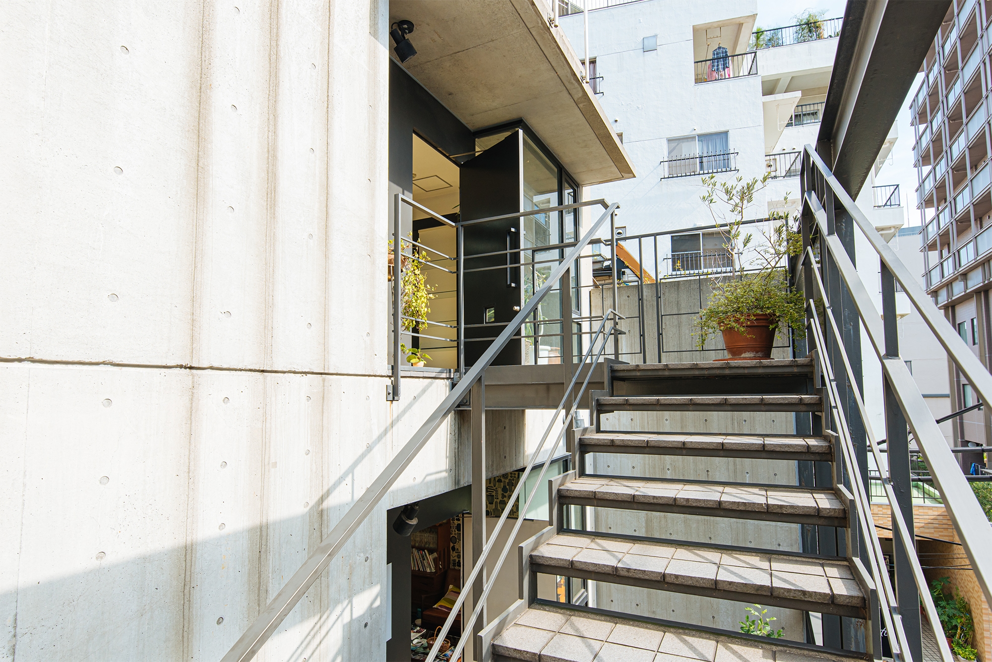 【渋谷神南エリア】白壁×コンクリート造りのスタイリッシュでモダンな空間 / 自然光も入る静かなスペース