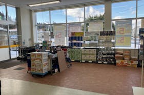 【ホームマート大東店】店内入口 食物販やプロモーション等の出店に最適なホームセンター店内のイベントスペース