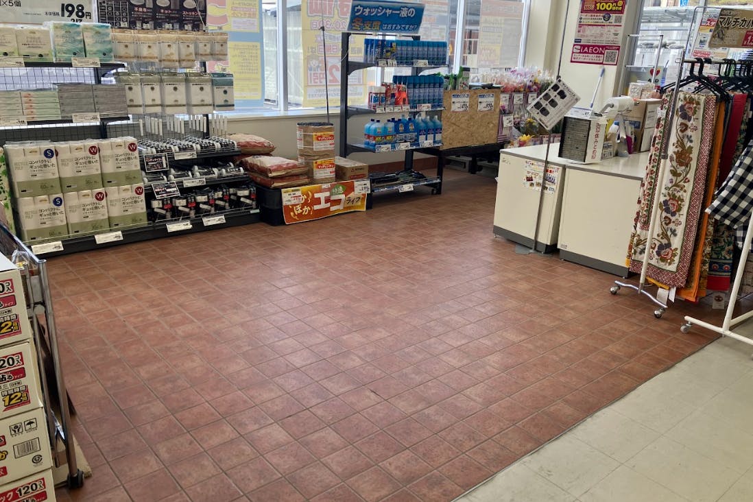 【ホームマート大東店】店内入口 食物販やプロモーション等の出店に最適なホームセンター店内のイベントスペース