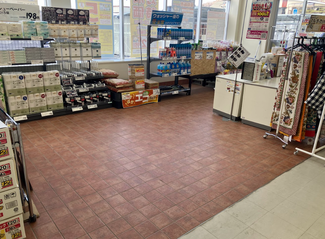 【ホームマート大東店】店内入口　食物販やプロモーション等の出店に最適なホームセンター店内のイベントスペース