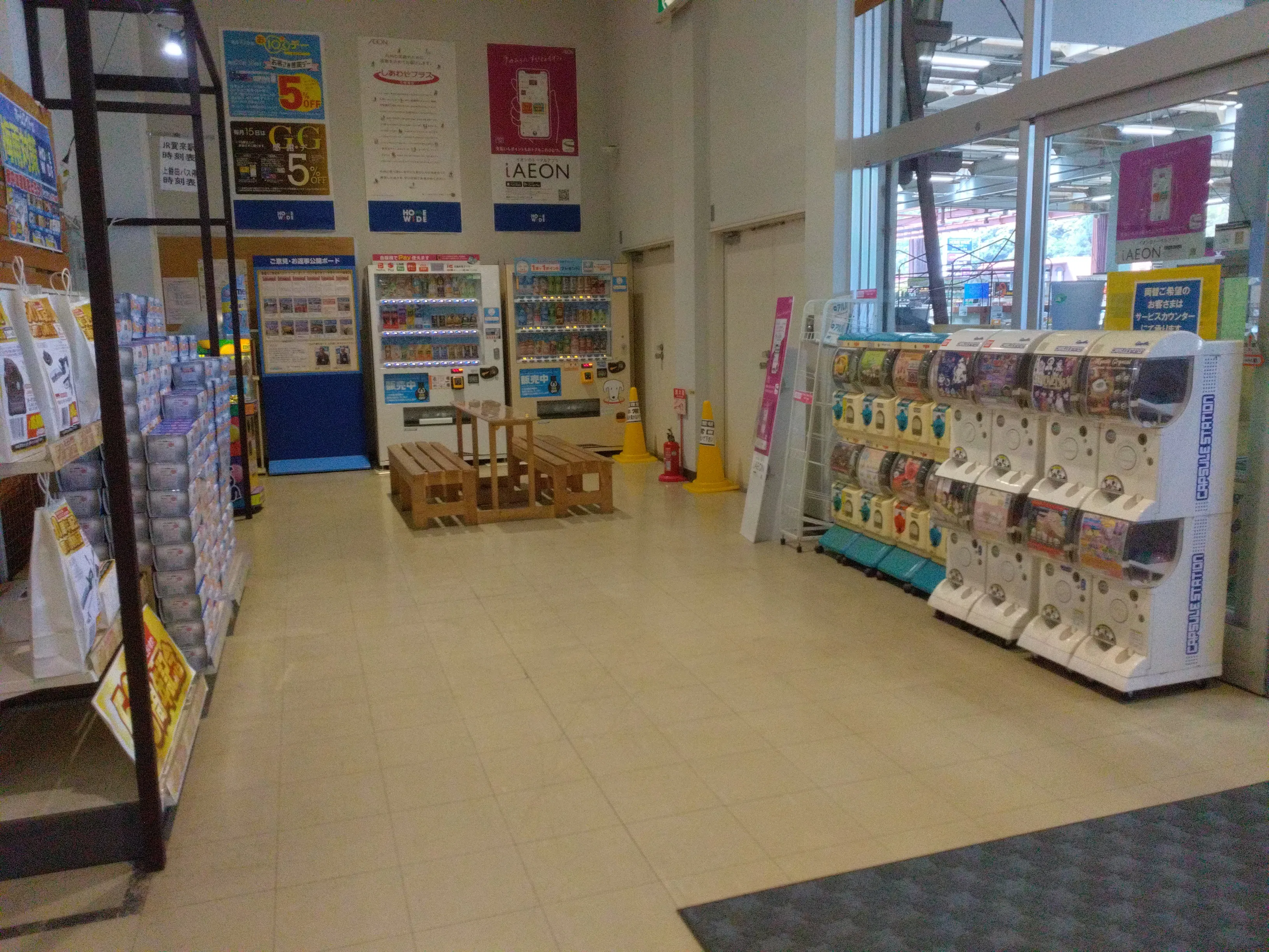 【ホームワイドプラス賀来店(大分県)】店内正面入口 風除室 催事スペース