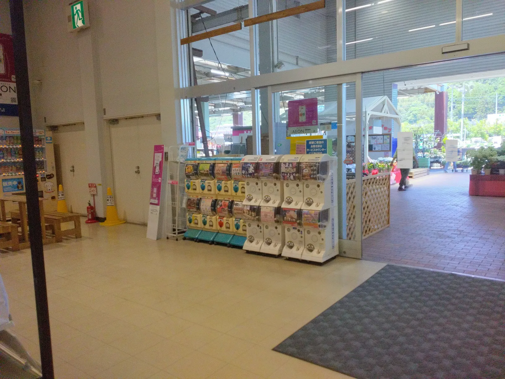 【ホームワイドプラス賀来店(大分県)】店内正面入口 風除室 催事スペース
