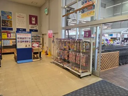 【ホームワイドプラス賀来店(大分県)】店内正面入口 風除室 催事スペース