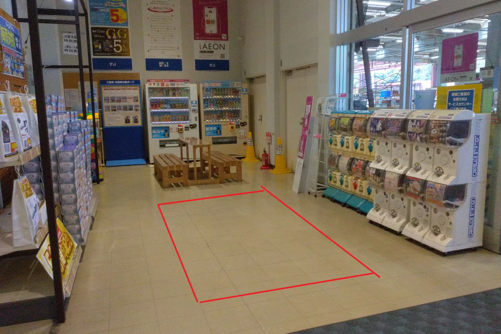 【ホームワイドプラス賀来店(大分県)】店内正面入口 風除室 催事スペース