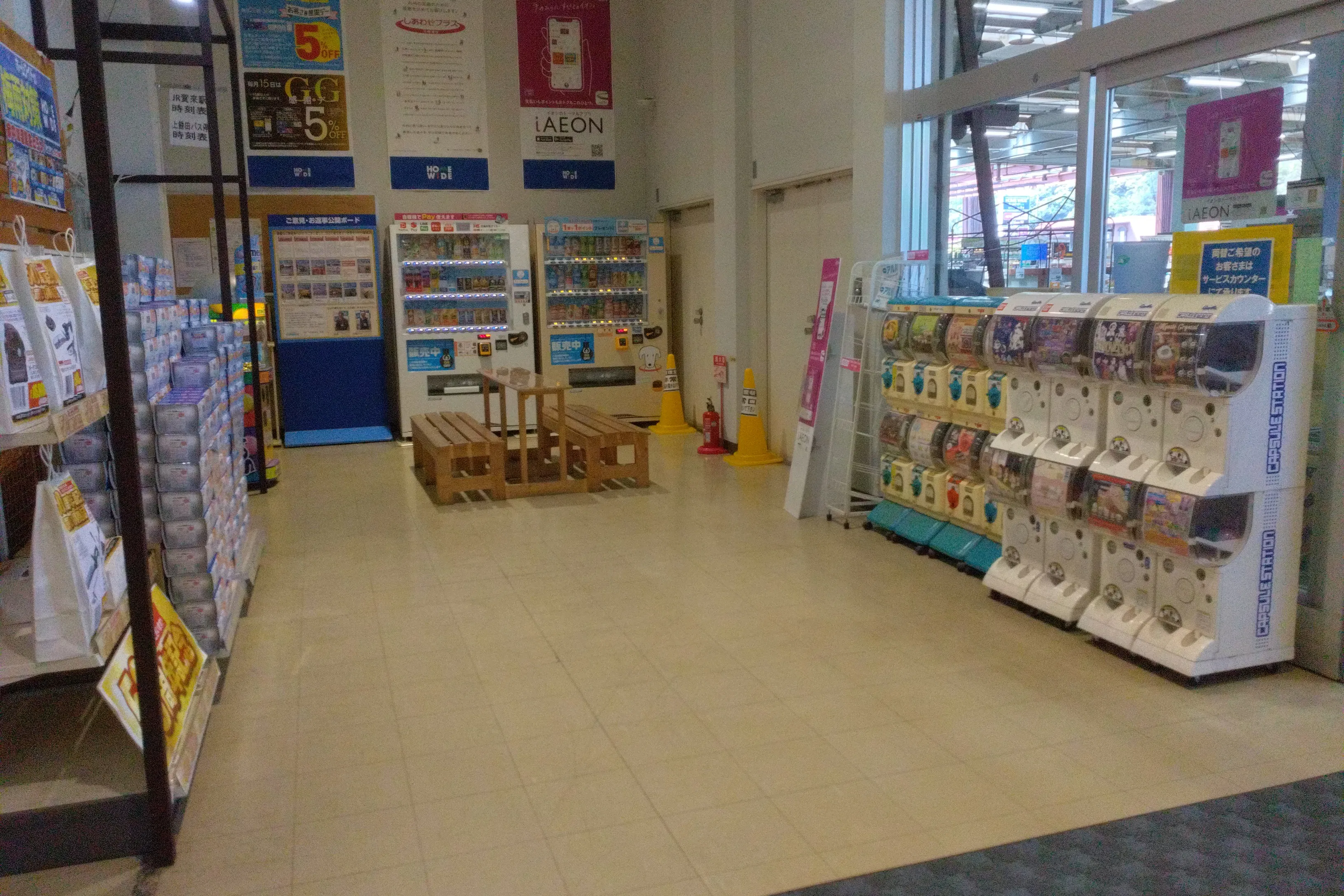 【ホームワイドプラス賀来店(大分県)】店内正面入口 風除室 催事スペース