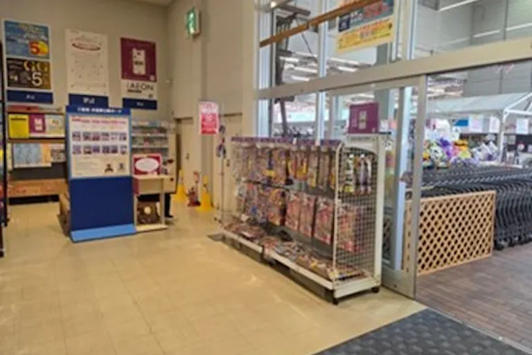 【ホームワイドプラス賀来店(大分県)】店内正面入口 風除室 催事スペースの画像5