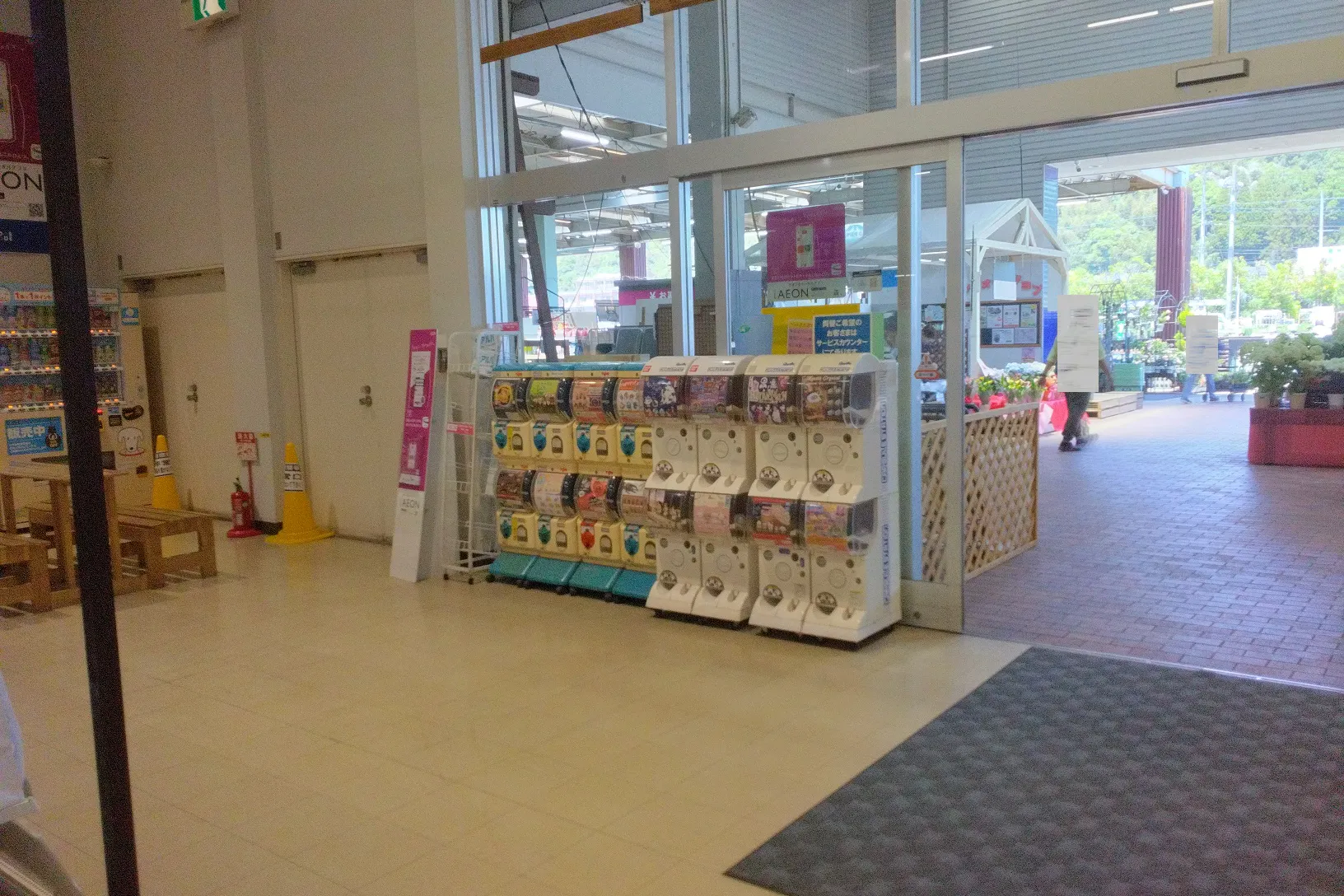 【ホームワイドプラス賀来店(大分県)】店内正面入口 風除室 催事スペース