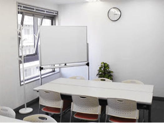 【川崎駅3分】駅チカで白を基調とした5階貸会議室(Room1)