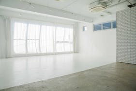 【代々木上原駅3分】展示会場や撮影に最適な自然光が1日中入る白とコンクリートのシンプルなスタジオ